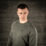 Mies M-Tac Raglan Athlete -collegepaidassa oliivin sävyssä, näyttää raglanhihojen liikkumisvapauden ja minimalistisen muotoilun.