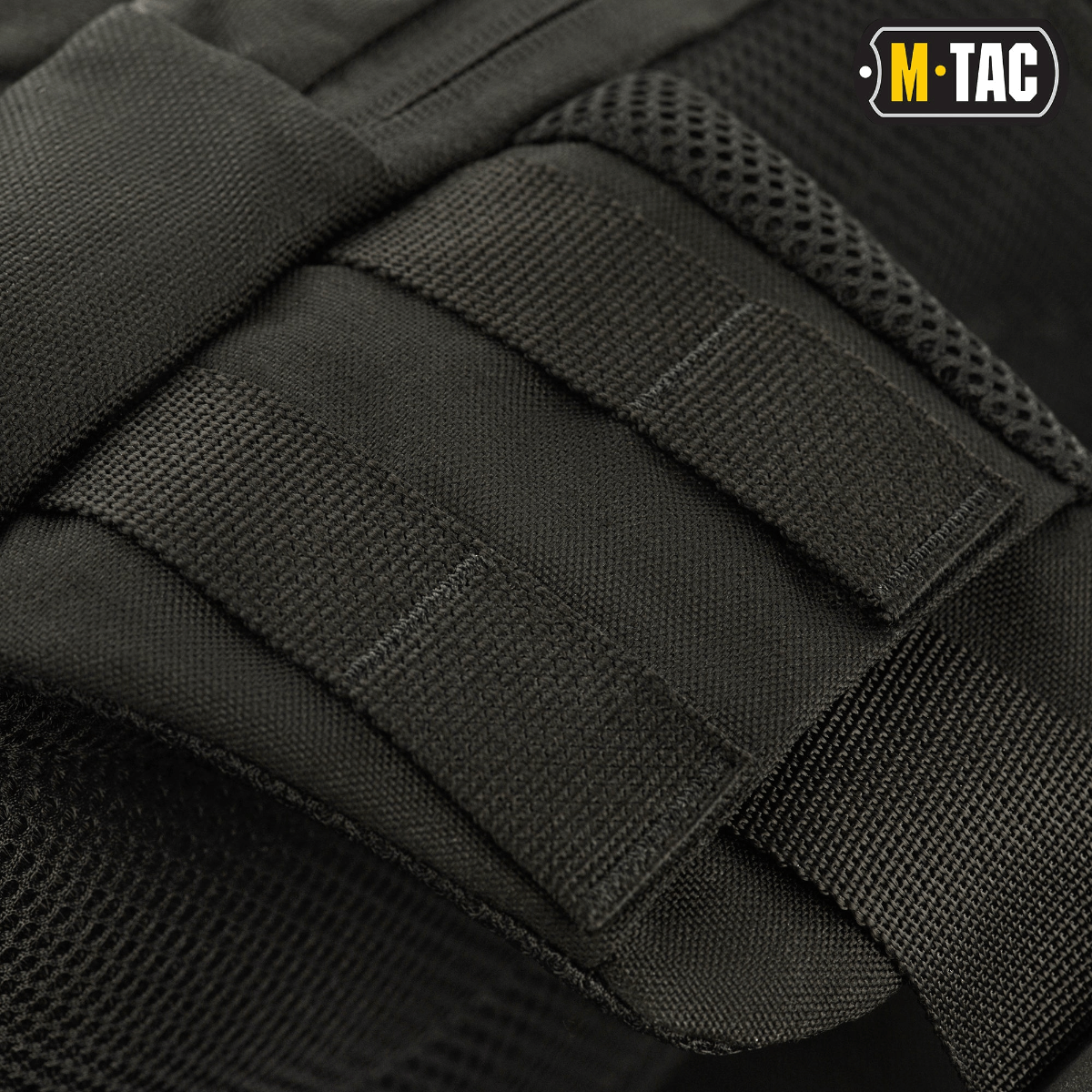 M-Tac Buckler Taske Elite MOLLE-järjestelmällä mustassa Cordura 500D:ssä, lähikuva muotoilusta ja remmeistä.