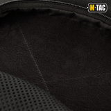 Lähikuva laukun sisäpuolelta M-Tac Buckler Taske Elite mustassa Cordura-materiaalissa pehmeällä toppauksella. Painopiste taktillisessa säilytyksessä.