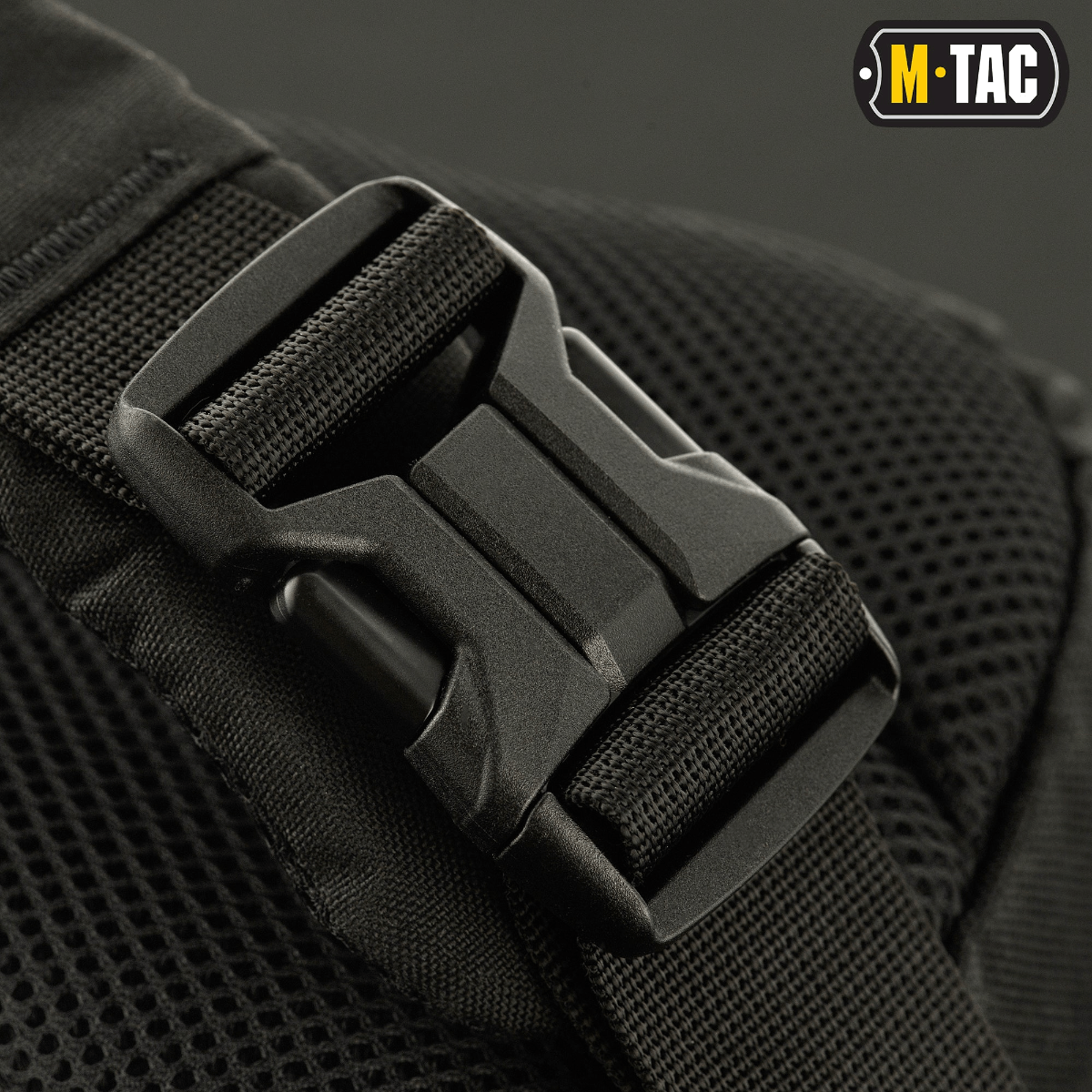 M-Tac Buckler Taske Elite musta solki, kestävä muotoilu Cordura 500D:stä, taktiseen käyttöön MOLLE-järjestelmällä, turvallinen varusteiden säilytys.