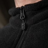 Vetoketju ja kaulus lähikuvassa M-Tac Nord Polartec takissa, näyttää fleece-takin muotoilun yksityiskohdat.