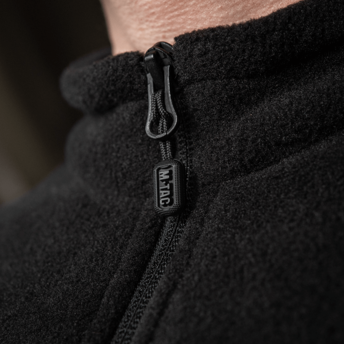 Vetoketju ja kaulus lähikuvassa M-Tac Nord Polartec takissa, näyttää fleece-takin muotoilun yksityiskohdat.