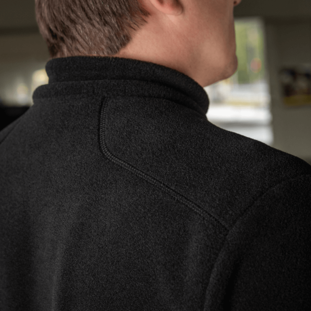 M-Tac Nord Polartec takki mustana lämpöä eristävällä Polartec® 200 Series -fleecellä, nähtynä takaa.