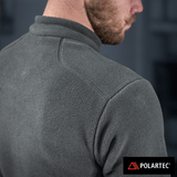 M-Tac Nord Polartec -fleecetakki harmaana Polartec 200 Series -fleecestä, takaa kuvattuna, näyttää takin tekstuurin ja muotoilun lähikuvassa.