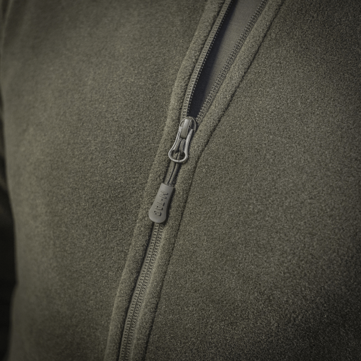 Yksityiskohta M-Tac Nord Polartec -fleecetakin vetoketjusta, valmistettu premium Polartec® 200 Series -fleecestä, yhdistää tyyliä ja toiminnallisuutta.