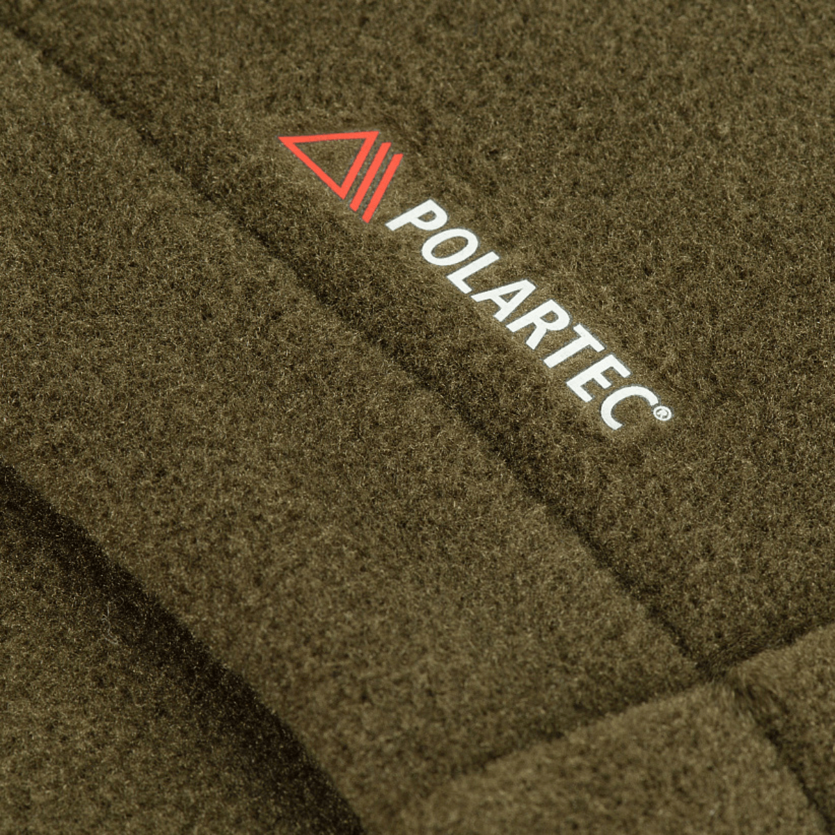 M-Tac Nord Polartec -fleecetakin lähikuva Polartec®-logolla. Premium-luokan lämmöneristys ja kosteudenhallinta arkeen.