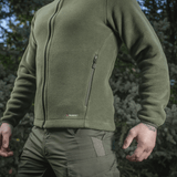 M-Tac Nord Polartec -fleecetakki ulkoilmassa vihreänä, valmistettu premium Polartec 200 Series -fleecestä tyyliä ja eristystä varten.