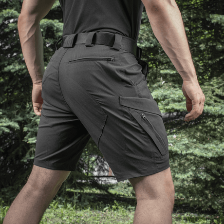 M-Tac Aggressor Summer Flex Shorts käytössä, suunniteltu treeniin ja ulkoiluun, toiminnallisilla taskuilla ja säädettävällä vyötäröllä.