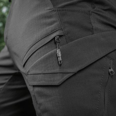 Lähikuva M-Tac Aggressor Summer Flex Shorts -taskumuotoilusta ja Flex Rip-Stop -kankaasta, sopii taktiseen käyttöön ja korkea aurinkokestävyys.