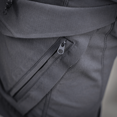 Lähikuva M-Tac Aggressor Summer Flex Shorts -vetoketjutaskusta ja Flex Rip-Stop -kankaasta, taktinen käyttö ja mukavuus.