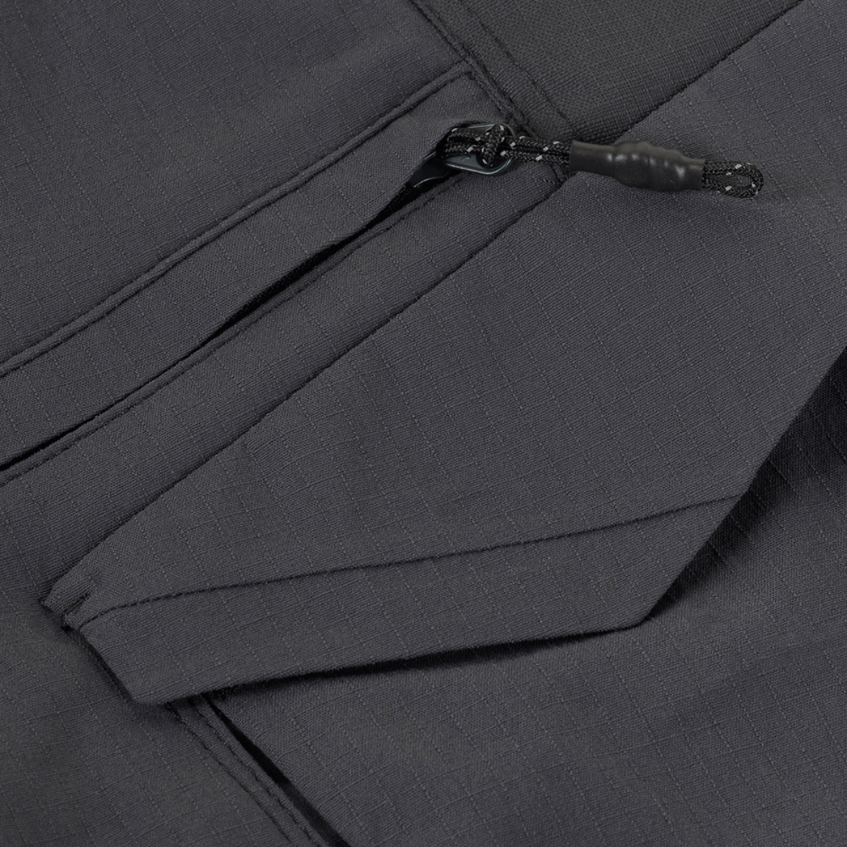 Lähikuva M-Tac Aggressor Summer Flex Shorts -yksityiskohdasta, käytännölliset taskut ja vetoketju.