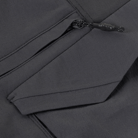 Lähikuva M-Tac Aggressor Summer Flex Shorts -yksityiskohdasta, käytännölliset taskut ja vetoketju.