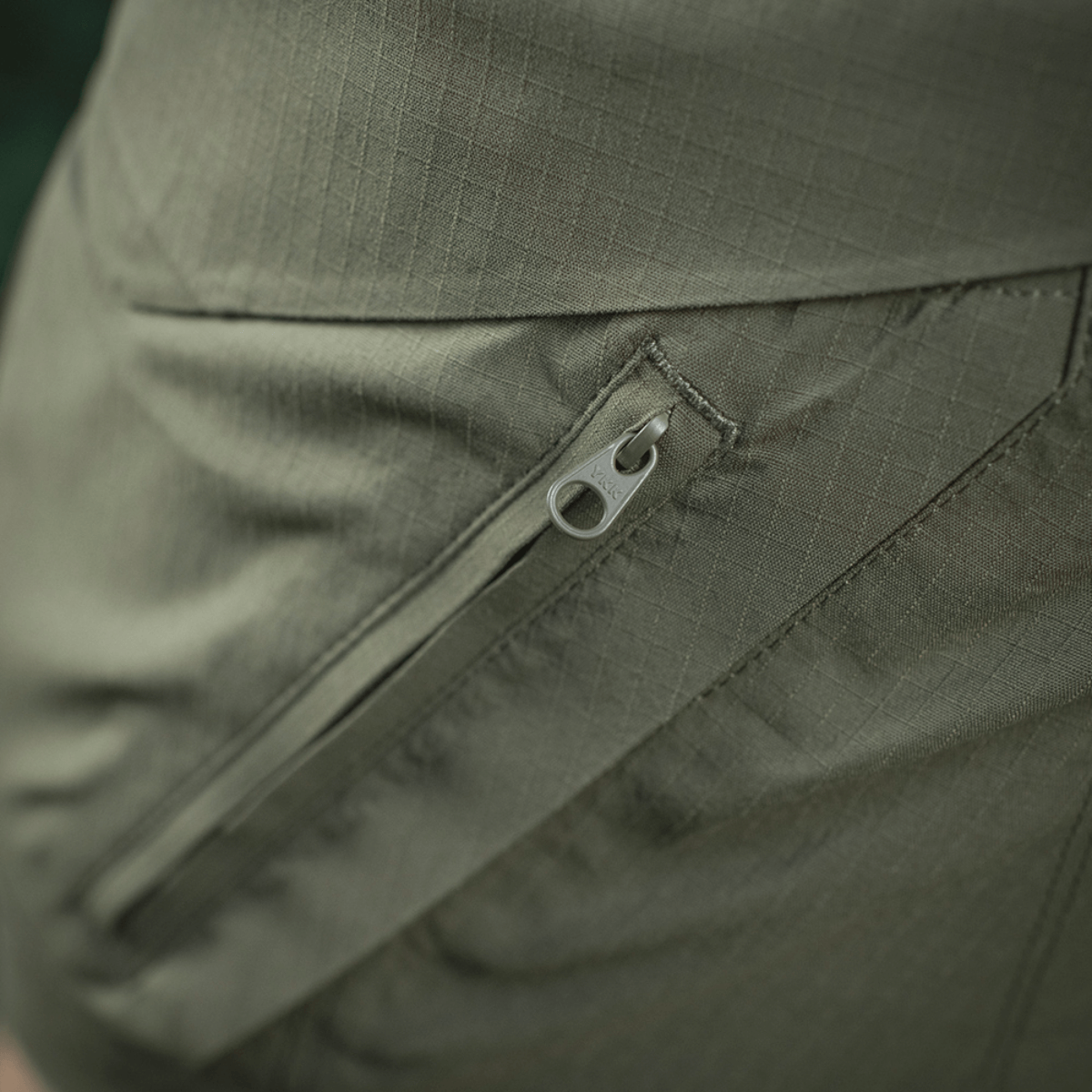 Lähikuva M-Tac Aggressor Summer Flex Shorts -vetoketjusta käytännöllisessä taskussa. Fokusavainsana: M-Tac Aggressor Summer Flex Shorts.