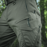 M-Tac Aggressor Summer Flex Shorts käytössä, näyttää käytännölliset taskut ja Flex Rip-Stop -kangas, täydellinen ulkoiluun.