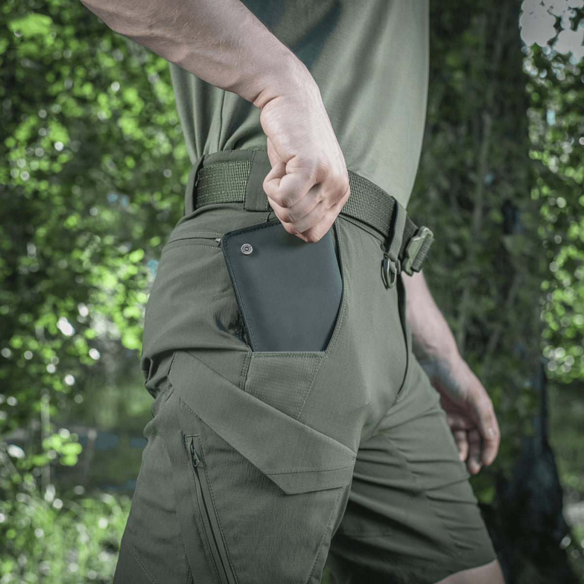 M-Tac Aggressor Summer Flex Shorts käytössä, näyttää käytännölliset taskut ja kestävän materiaalin, ihanteellinen ulkoiluun.