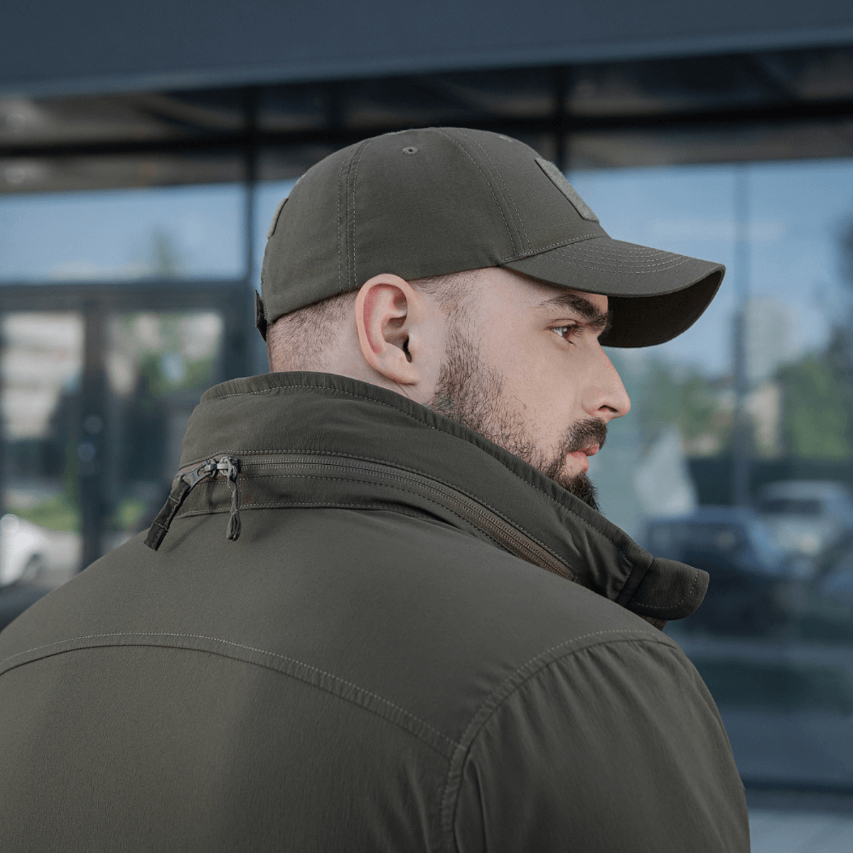 M-Tac Flash -takki takaa nähtynä, sopii retkeilyyn ja urheiluun, käytännöllinen ilman tarrapaloja, miehen päällä lippalakki