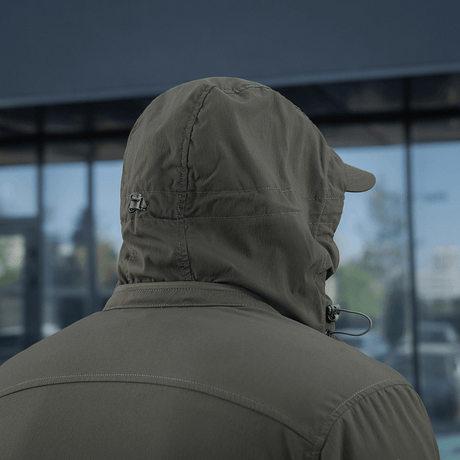 M-Tac Flash -takki hupulla takaa nähtynä, sopii retkeilyyn ja urheiluun, kevyt ja monikäyttöinen aktiivisiin päiviin