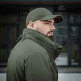 Mies pukeutuneena M-Tac Flash -takkiin, sopii ulkoiluun ja päivittäiseen käyttöön, neutraali käytännöllinen vihreä.