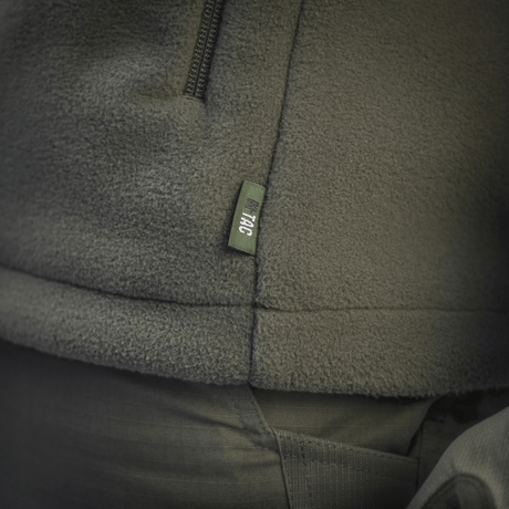 M-Tac Combat Fleece -takki oliivinvihreä, tiheä Himates-fleece ja NIJ-sertifiointi, yksityiskohtainen kuva materiaalista ja merkistä, galleria-asento 1.