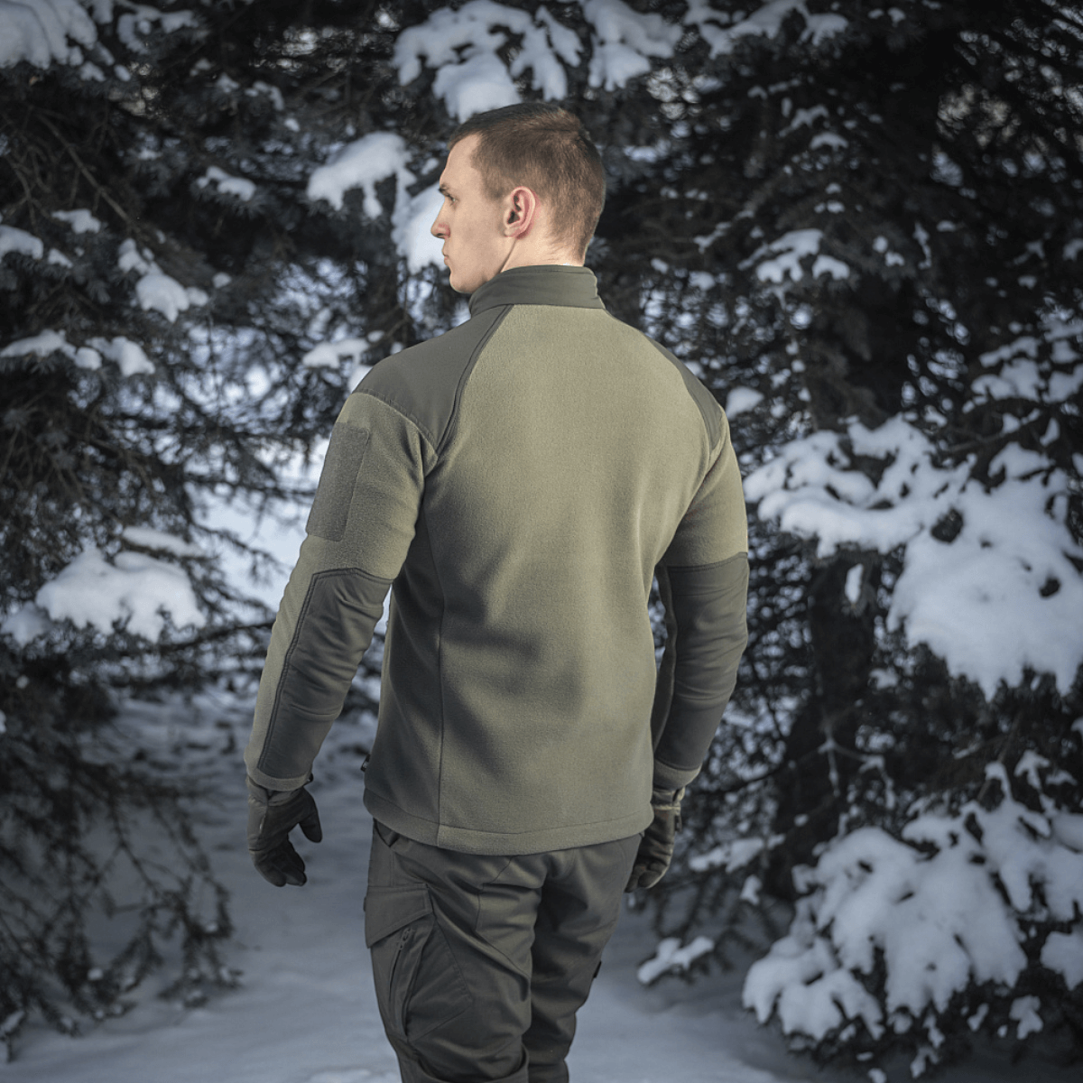M-Tac Combat Fleece -takki nähtynä takaa oliivinvihreänä, kestävä Himates-fleece ja NIJ-sertifiointi, galleria-asento 1.