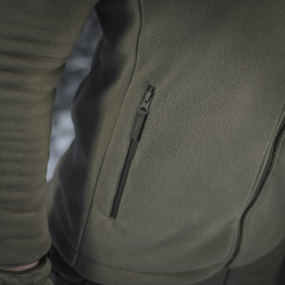 M-Tac Combat Fleece -takki oliivinvihreä, Himates-fleece, lähikuva vetoketjusta ja taskun yksityiskohdista, galleria-asento 1.