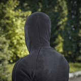 M-Tac Sprint Fleece Sweatshirt Polartec nähtynä takaa ulkoilmassa, korostaa siistiä muotoilua ja Polartec-fleece-materiaalia.