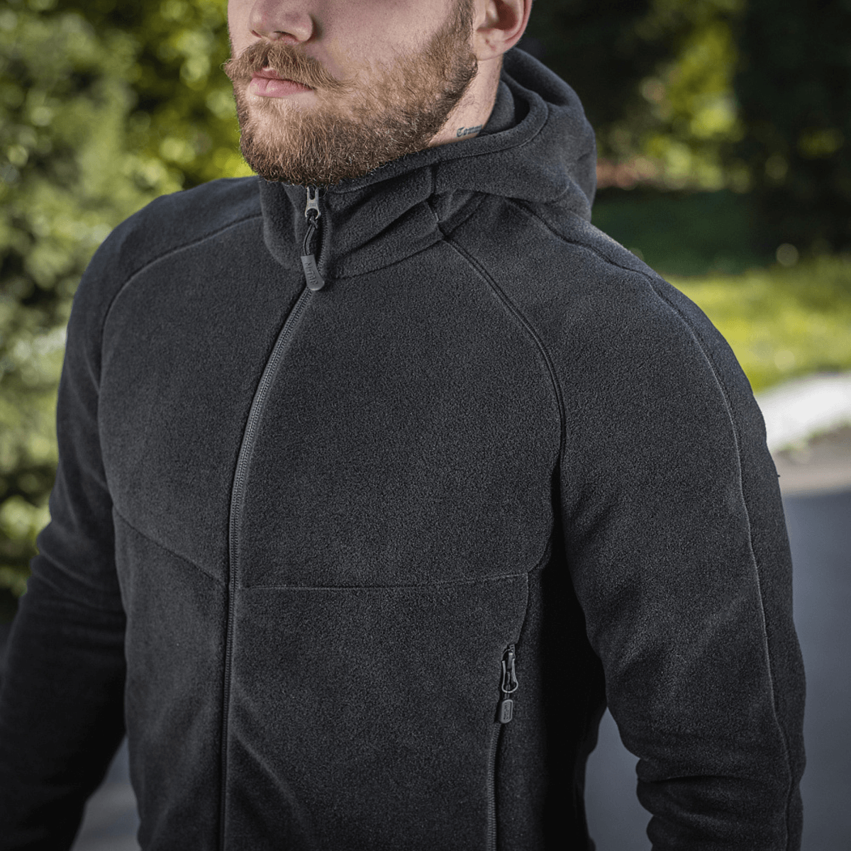 Mies pukeutuneena M-Tac Sprint Fleece Sweatshirt Polartec -huppariin, tyylikäs huppari arkeen ja aktiviteetteihin, valmistettu kestävästä Polartec® 200 Series -fleecestä.