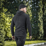 M-Tac Sprint Fleece Sweatshirt Polartec, tyylikäs fleec-huppari mukavuuteen ja lämpöön, nähtynä takaa ulkoilmassa.