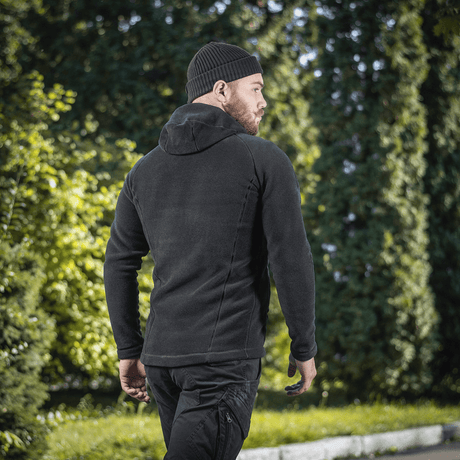 M-Tac Sprint Fleece Sweatshirt Polartec, tyylikäs fleec-huppari mukavuuteen ja lämpöön, nähtynä takaa ulkoilmassa.