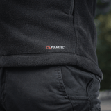 M-Tac Sprint Fleece Sweatshirt Polartec kestävästä Polartec® 200 Series -fleece-kankaasta, mallin päällä mustana arkeen ja aktiiviseen käyttöön.