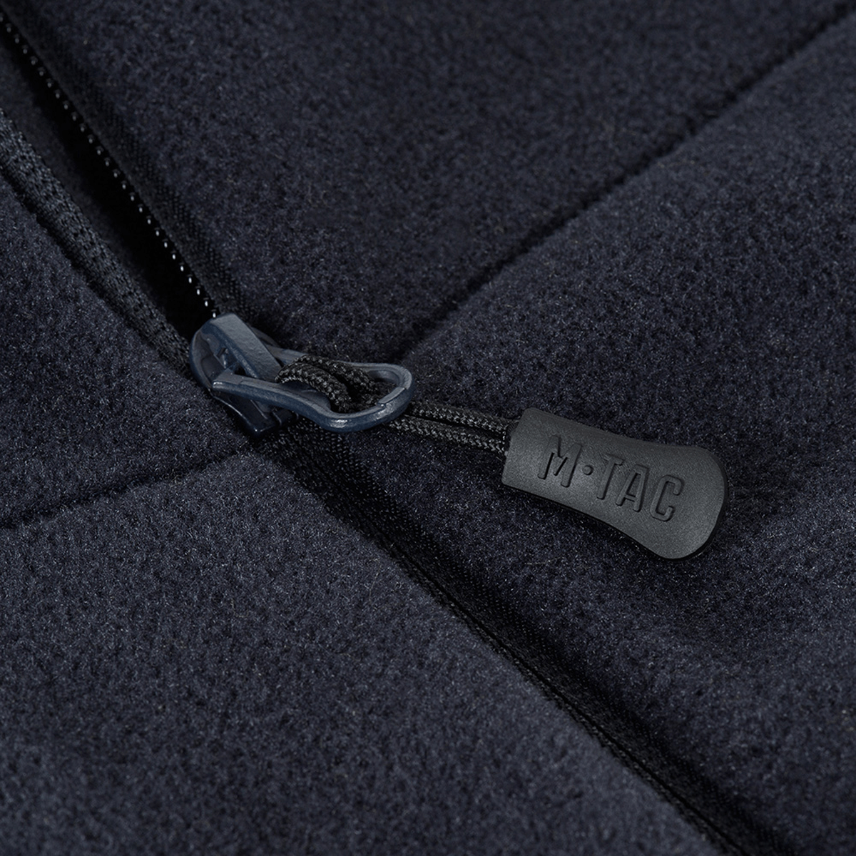 Lähikuva vetoketjusta M-Tac Sprint Fleece Sweatshirt Polartecissa kestävässä fleece-materiaalissa.