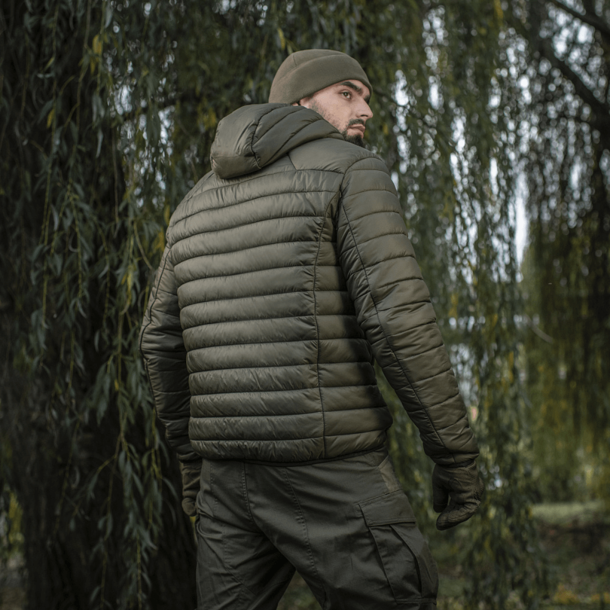 M-Tac Stalker Gen.III -takki metsässä, moderni muotoilu ja optimaalinen liikkumisvapaus vaihtokaudelle