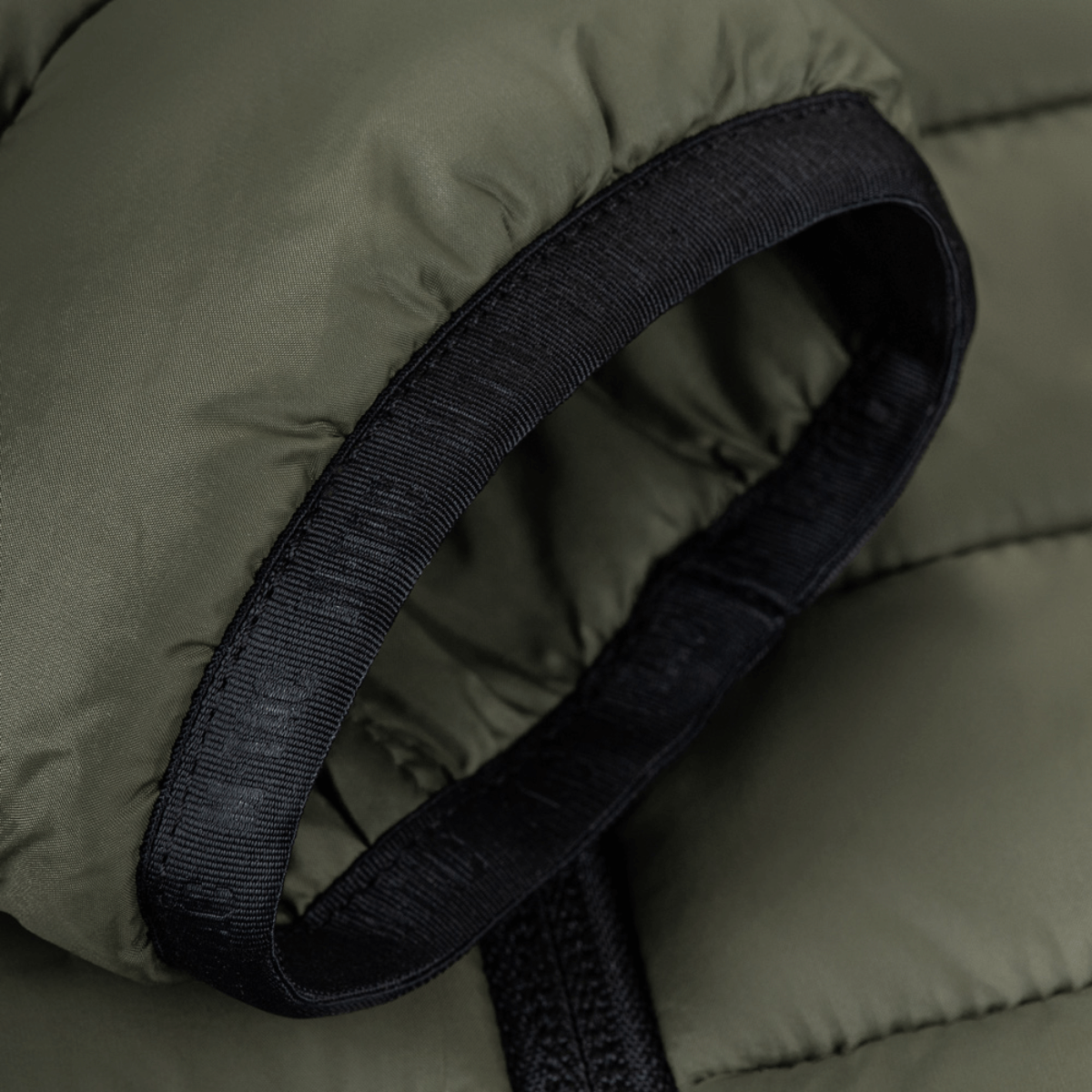 M-Tac Stalker Gen.III -takin yksityiskohta näyttää modernin muotoilun ja korkealaatuiset YKK-vetoketjut, valmistettu 100% nylonista G-LOFT-eristyksellä