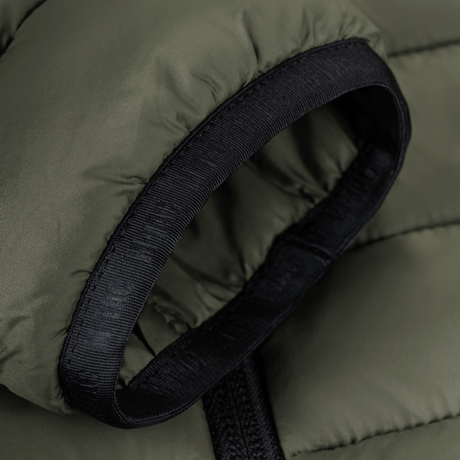 M-Tac Stalker Gen.III -takin yksityiskohta näyttää modernin muotoilun ja korkealaatuiset YKK-vetoketjut, valmistettu 100% nylonista G-LOFT-eristyksellä