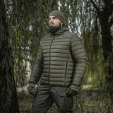Mies M-Tac Stalker Gen.III -takissa metsässä, tyylikäs ja lämmin G-LOFT-eristyksellä, sopii talveen ja siirtymäkauteen.