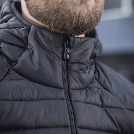 Lähikuva M-Tac Stalker Gen.III -takista korkealla kauluksella ja YKK-vetoketjulla, moderni muotoilu vaihtokaudelle