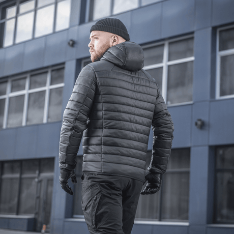 M-Tac Stalker Gen.III -takki modernilla muotoilulla, täydellinen vaihtokaudelle, nähty takaa hupulla ja korkealla kauluksella, mukava -15°C:ssa