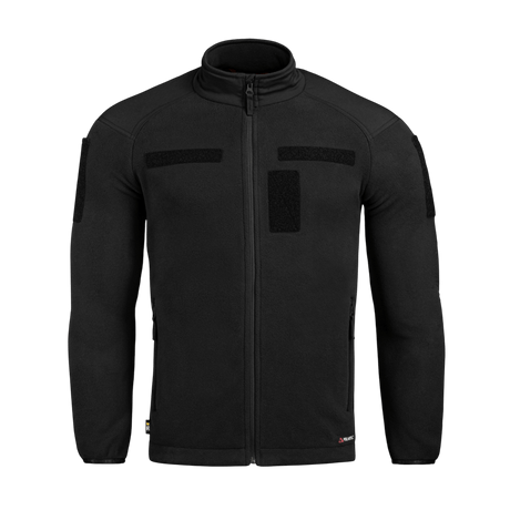 M-Tac Combat Fleece Polartec -takki mustana, Polartec® fleece ja YKK-vetoketjut, suunniteltu taktiseen ja arkikäyttöön, edestä nähtynä.
