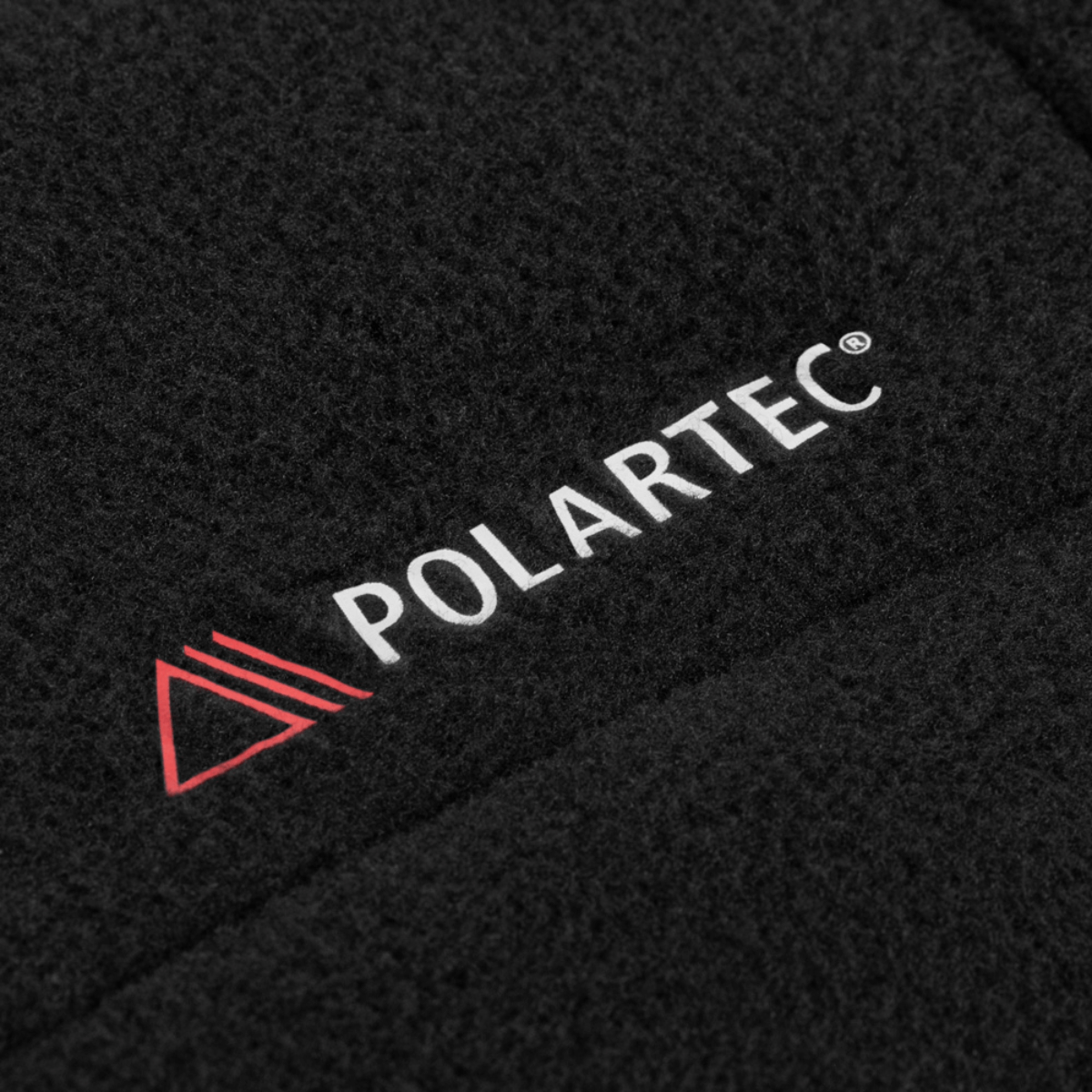Musta Polartec-materiaali M-Tac Combat Fleece Polartec -takissa, merkin logo näkyvissä.