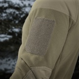 M-Tac Combat Fleece Polartec -takki tarrataskulla ja tuulenpitävillä paneeleilla, lähikuva hihan muotoilusta.