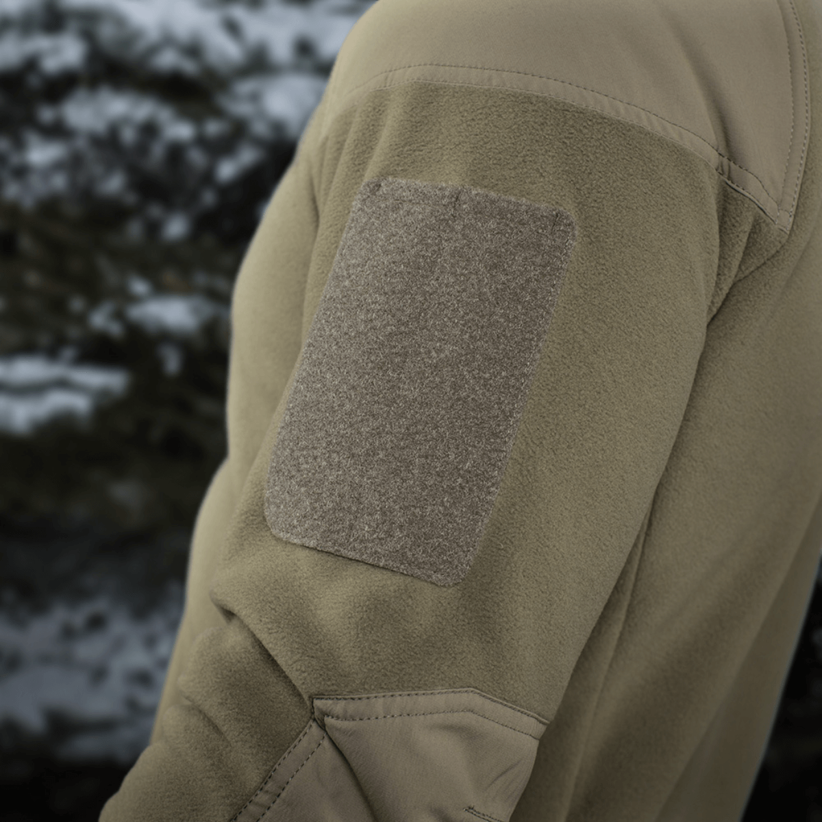 M-Tac Combat Fleece Polartec -takki tarrataskulla ja tuulenpitävillä paneeleilla, lähikuva hihan muotoilusta.