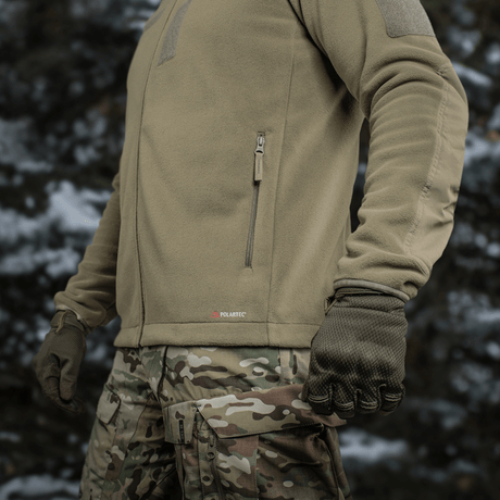 M-Tac Combat Fleece Polartec -takki, kestävä fleece-takki YKK-vetoketjuilla ja Velcro-kiinnityksellä, täydellinen taktiseen käyttöön, nähtynä luonnonympäristössä.