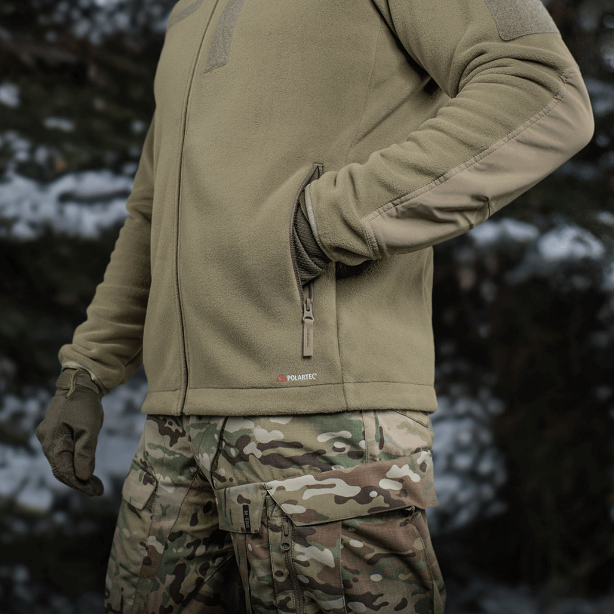 M-Tac Combat Fleece Polartec -takki YKK-vetoketjuilla ja Velcro-paneeleilla taktiseen käyttöön, esitelty henkilöllä metsäympäristössä.