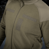 M-Tac Combat Fleece Polartec -takki oliivinvihreänä, Velcro-paneelit ja YKK-vetoketjut taktiseen ja arkikäyttöön, lähikuvassa.