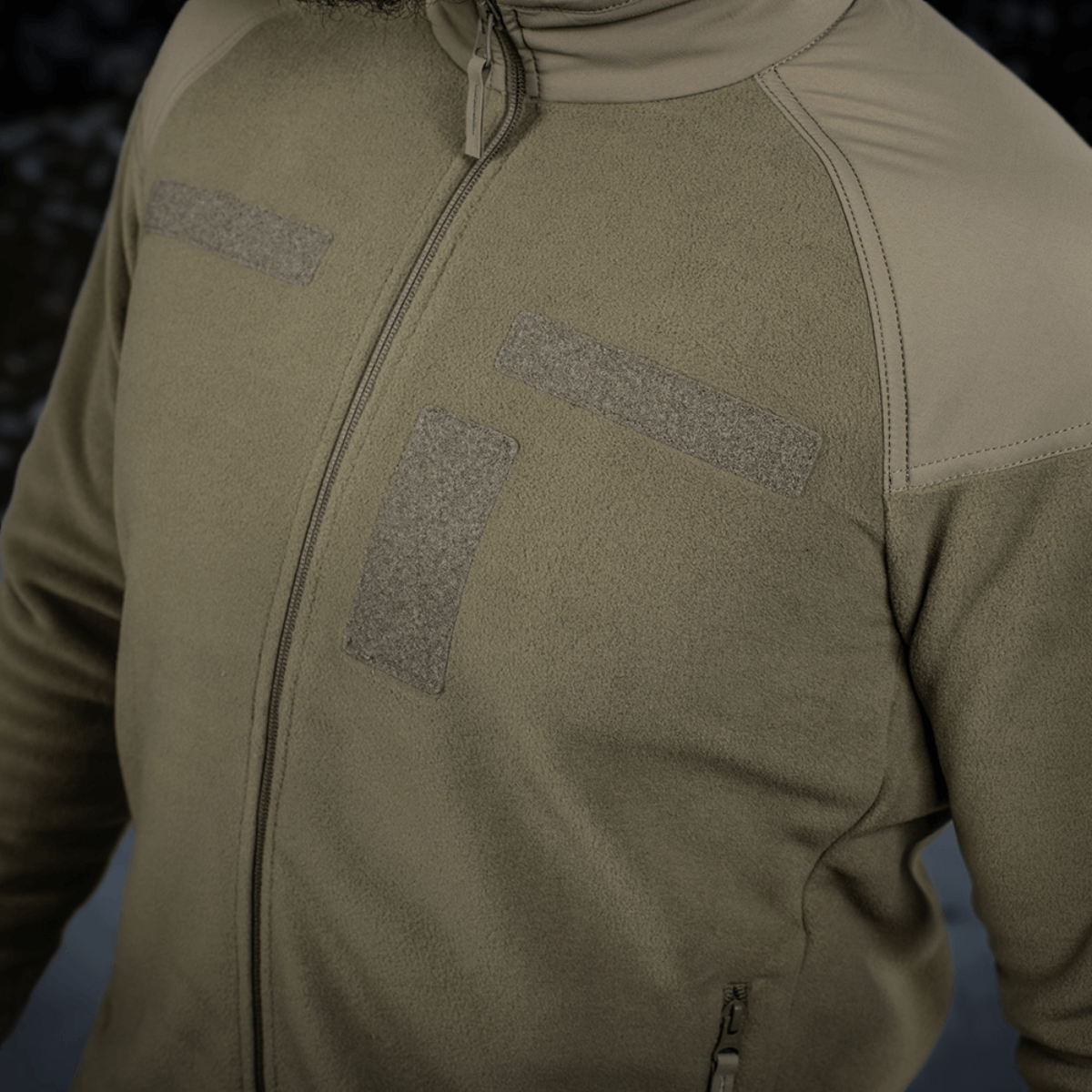 M-Tac Combat Fleece Polartec -takki tuuli- ja joustopaneeleilla, YKK-vetoketjut ja tarrapaneelit, taktiseen käyttöön.