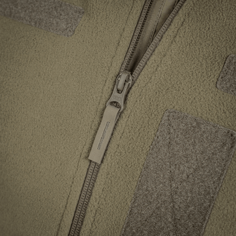 Yksityiskohta M-Tac Combat Fleece Polartec -takista, YKK-vetoketju ja Velcro-paneelit, korkealaatuinen.