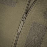 Yksityiskohta vetoketjusta M-Tac Combat Fleece Polartec -takissa; takki taktiseen käyttöön, vihreä vetoketjullinen malli.