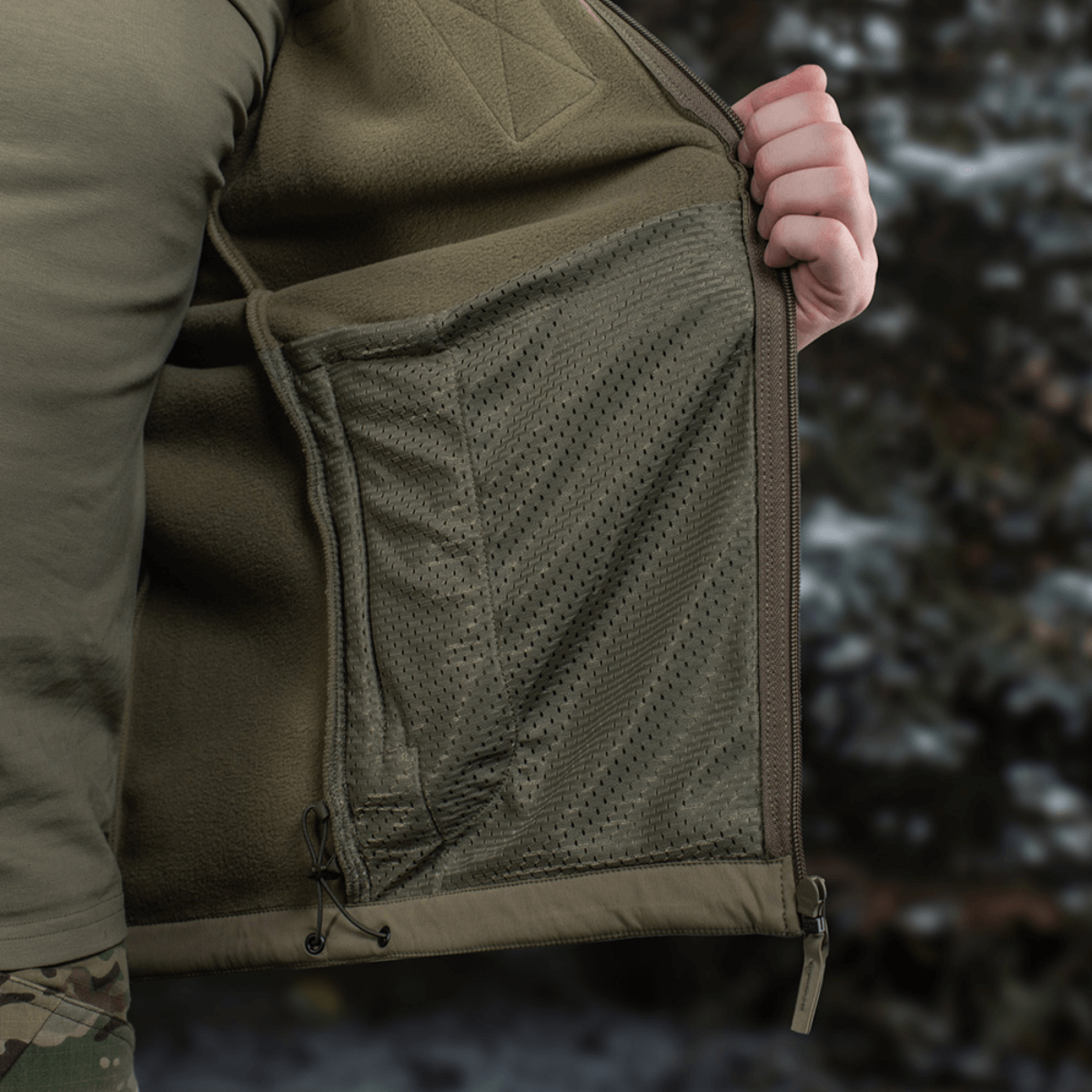 M-Tac Combat Fleece Polartec -takki sisäisellä verkkovuorella, näyttää YKK-vetoketjut ja tukevat materiaalit taktiseen ja arkikäyttöön.