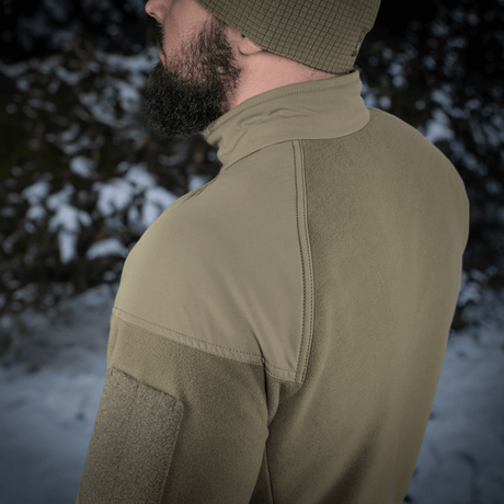 Mies M-Tac Combat Fleece Polartec -takissa luonnossa, YKK-vetoketjut ja Polartec® fleece lämmön ja kestävyyden vuoksi.