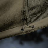 Lähikuva M-Tac Combat Fleece Polartec -takista tuulta- ja joustavia paneeleja, yksityiskohta YKK-vetoketjusta ja verkkopaneelista.